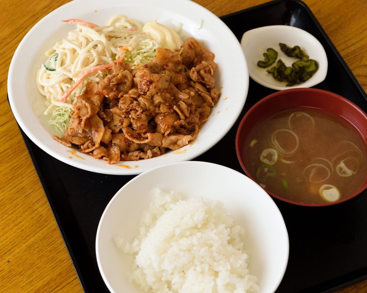 皆「ニクシチ」と呼ぶ豚肉七味炒め定食1030円。