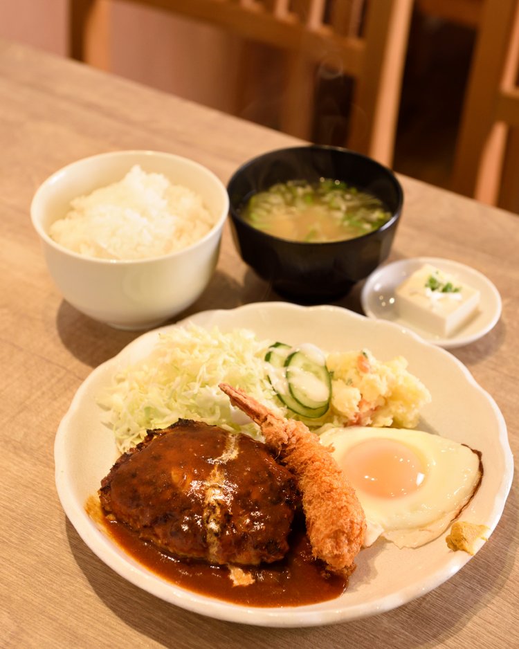 エビフライ・ハンバーグ定食900円。粗びき肉にキャベツも入ったメンチカツ風のハンバーグがたまらない。