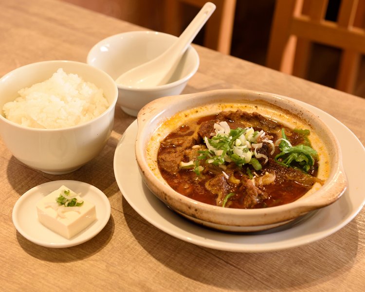 牛すじ煮込み定食900円。柔らかな牛すじにうっとり！コチュジャンが隠し味だ。