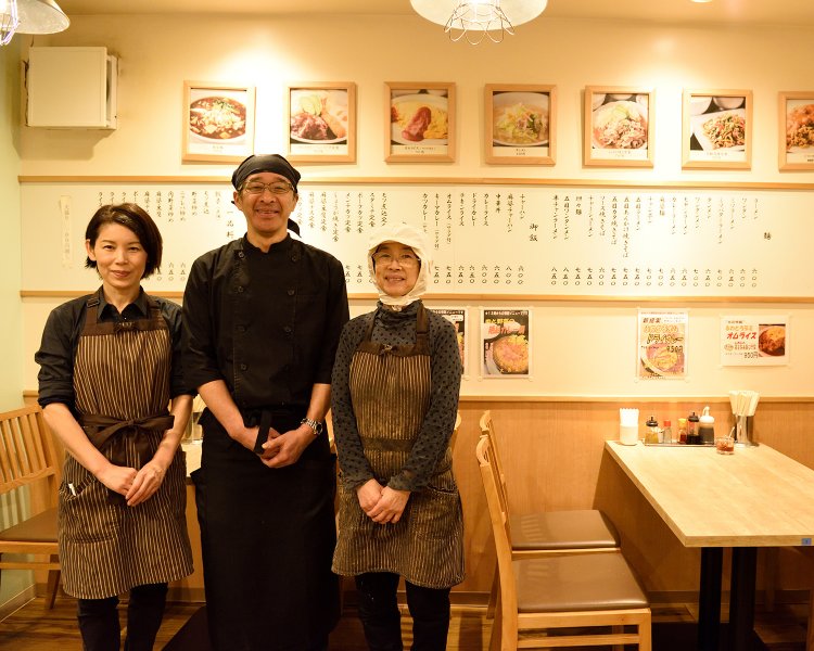 初代亡き後も、奥様と2代目夫婦で店を守る。