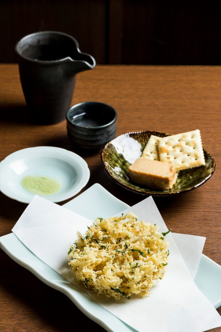 じゃこのかき揚げ470 円と豆腐の味噌漬け370 円。澤乃井の本醸造大辛口650円に合わせる。土・日は田舎そばも打つ。