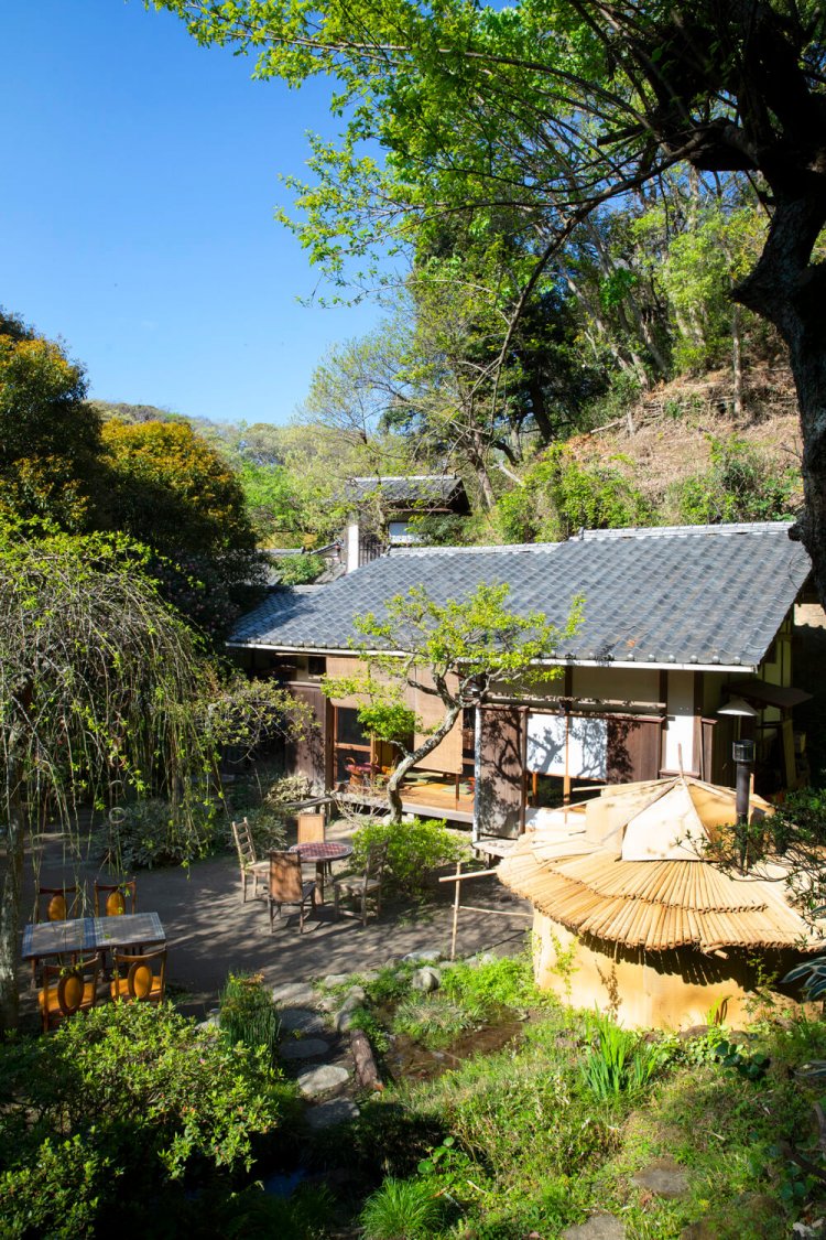 高台からの眺め。たき火小屋、富士山を望む貸し棟、五右衛門風呂棟もある。