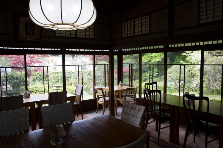 1950年に建てられた客間をカフェに。