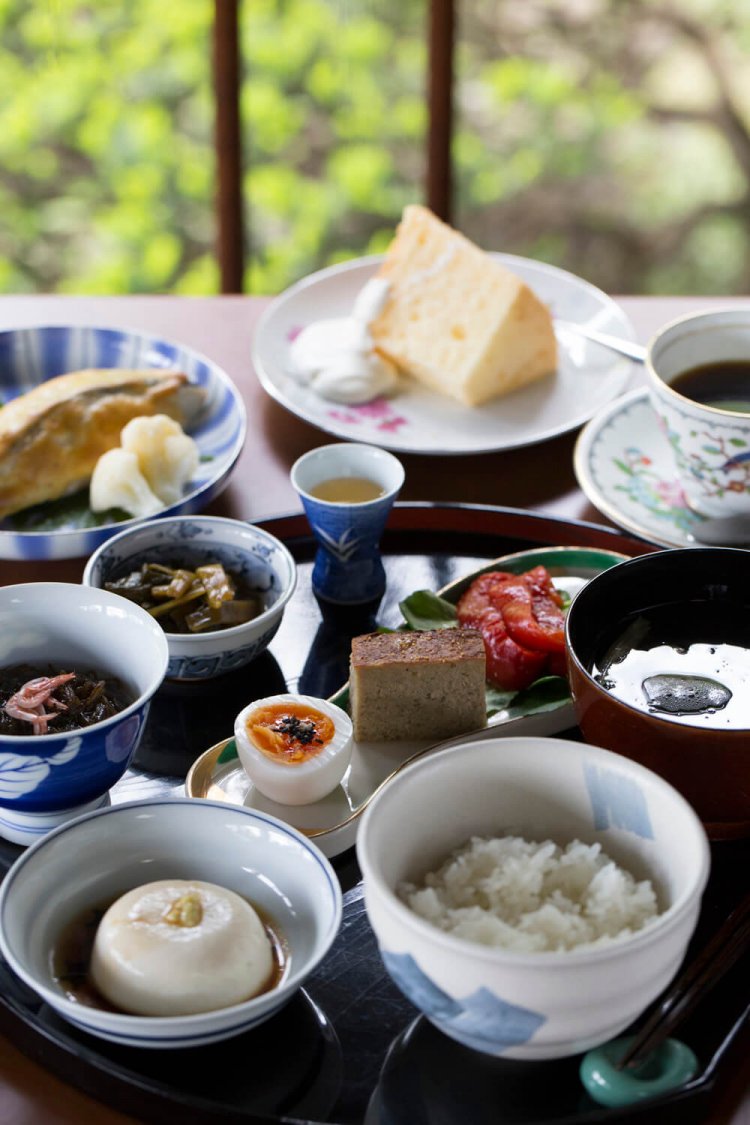 食前酒からスタートする美しいランチ3000円（税別）は、要予約。食後にデザートと飲みものが付く。