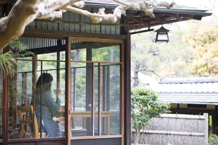 京都の庭師が設計した日本庭園を眺めるひととき。