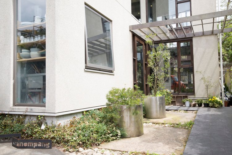 行き止まりの小道にある。