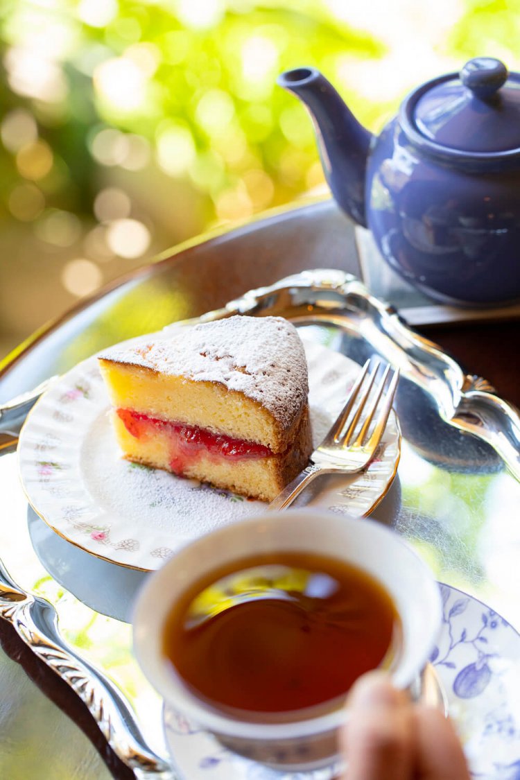 イチゴジャムを挟むヴィクトリア・サンドイッチ・ケーキとアッサムティーのセット1050円。