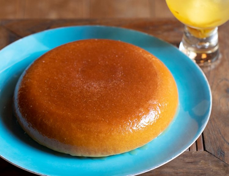 ホットケーキ990円と自家製柚子茶660円。季節のパイも人気。