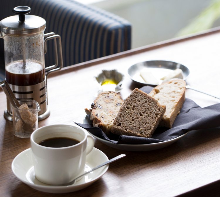 フェンネル入りコンプレなど、好みのパンの盛り合わせ（量り売り）。コーヒー550円。