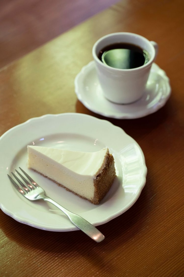 北海道産クリームチーズを使うチーズケーキとコーヒーのセ ット1000円。季節のパイも人気。