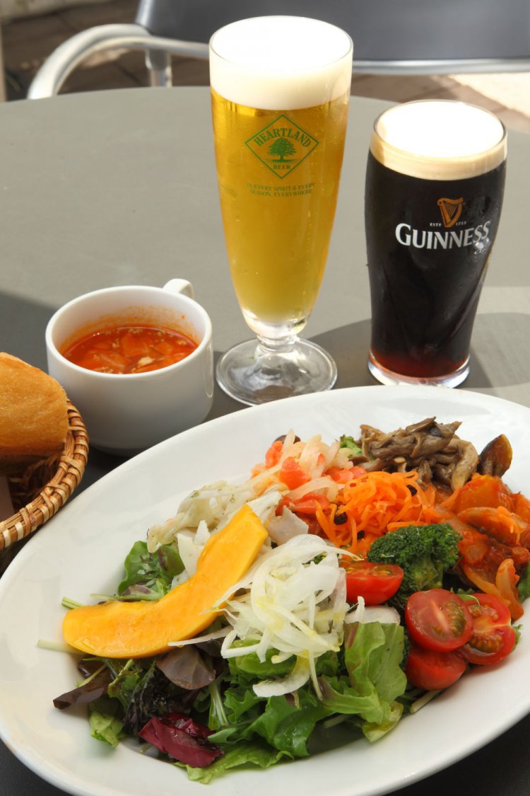 マーケットサラダランチ1100円。自家製パンはお代わり自由。樽生 ハートランド780円。