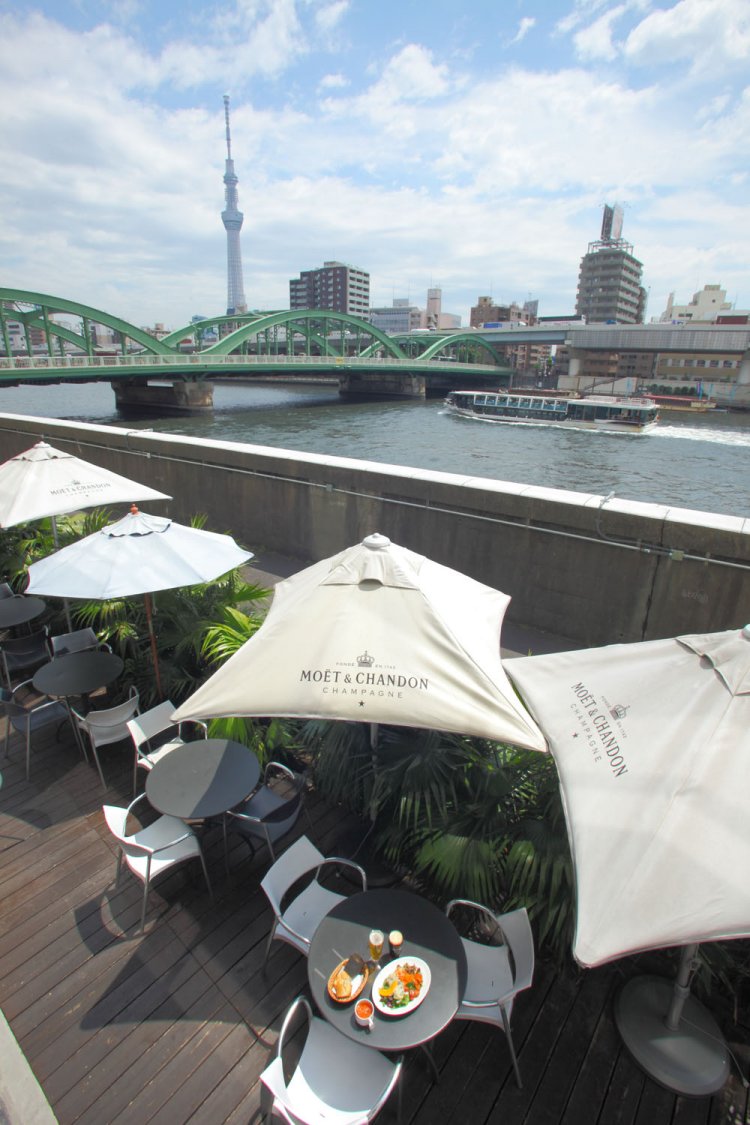 隅田川の川縁に立つ元楽器倉庫。夜のスカイツリーもいい。中2階、3階席からは川も望める。