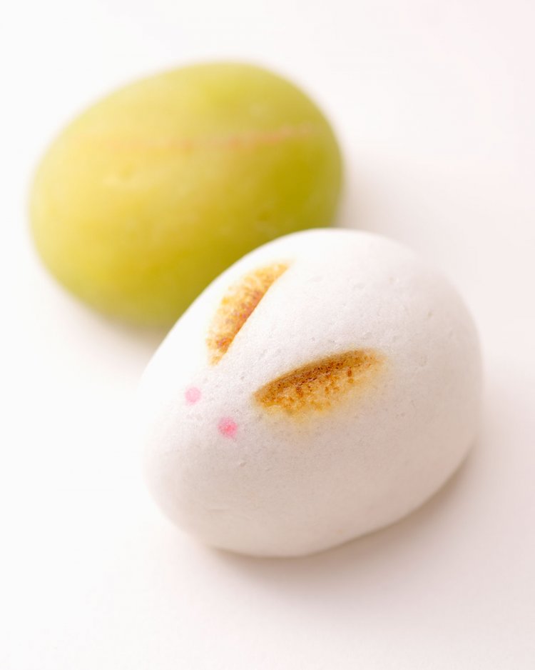 うさぎを模した薯蕷（じょうよ）饅頭286円。