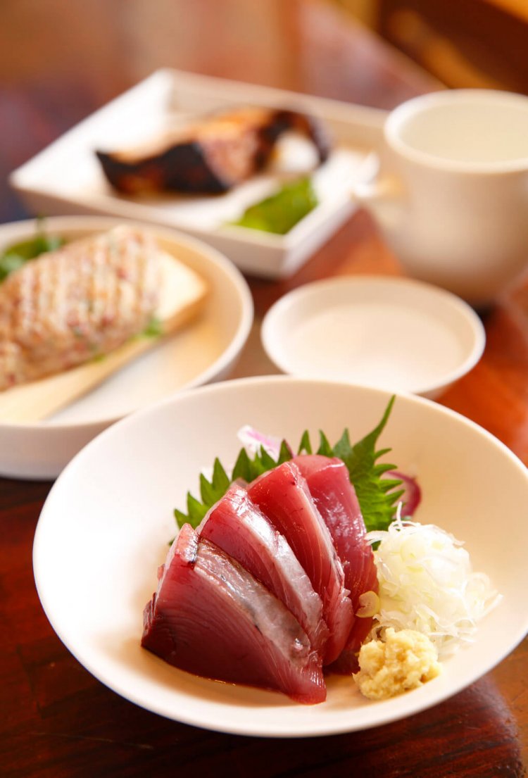 厚切りのカツオ刺750円、隠し味に地酒を使ういわしナメロウ550円ほか。器も浪江町の作家のもの。