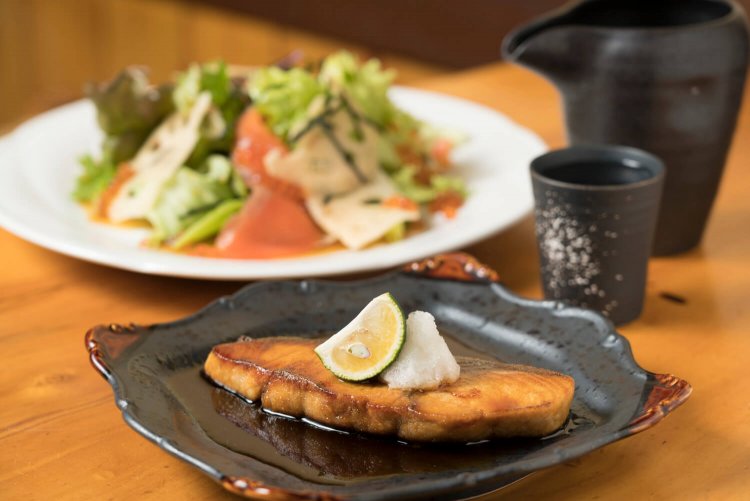 ブリ照り焼き700円(冬季限定)、季節のサラダ600円。