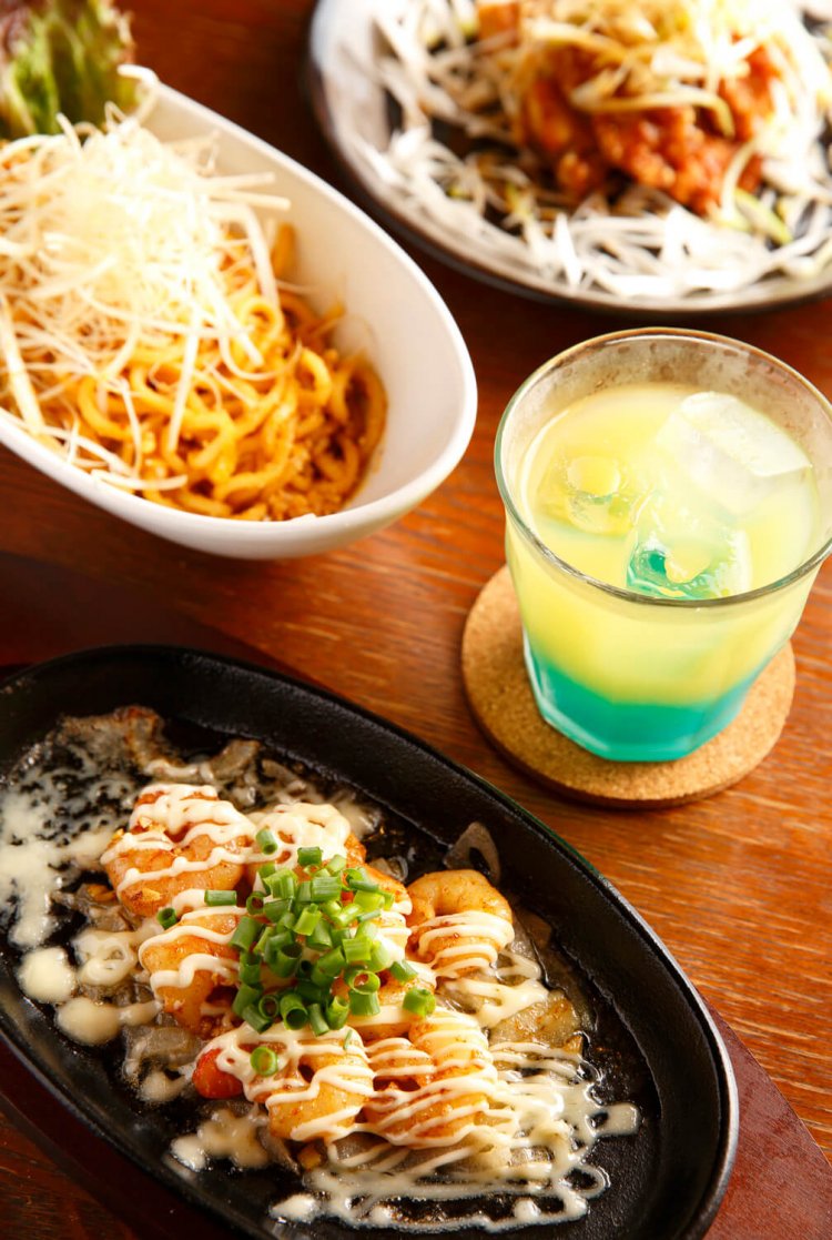 手前はG.M.Bシュリンプ(現在は販売終了)、左が汁なし坦々麺 799円、右がブルーハワイ590円、奥が鶏ネギ辛ソース590円。