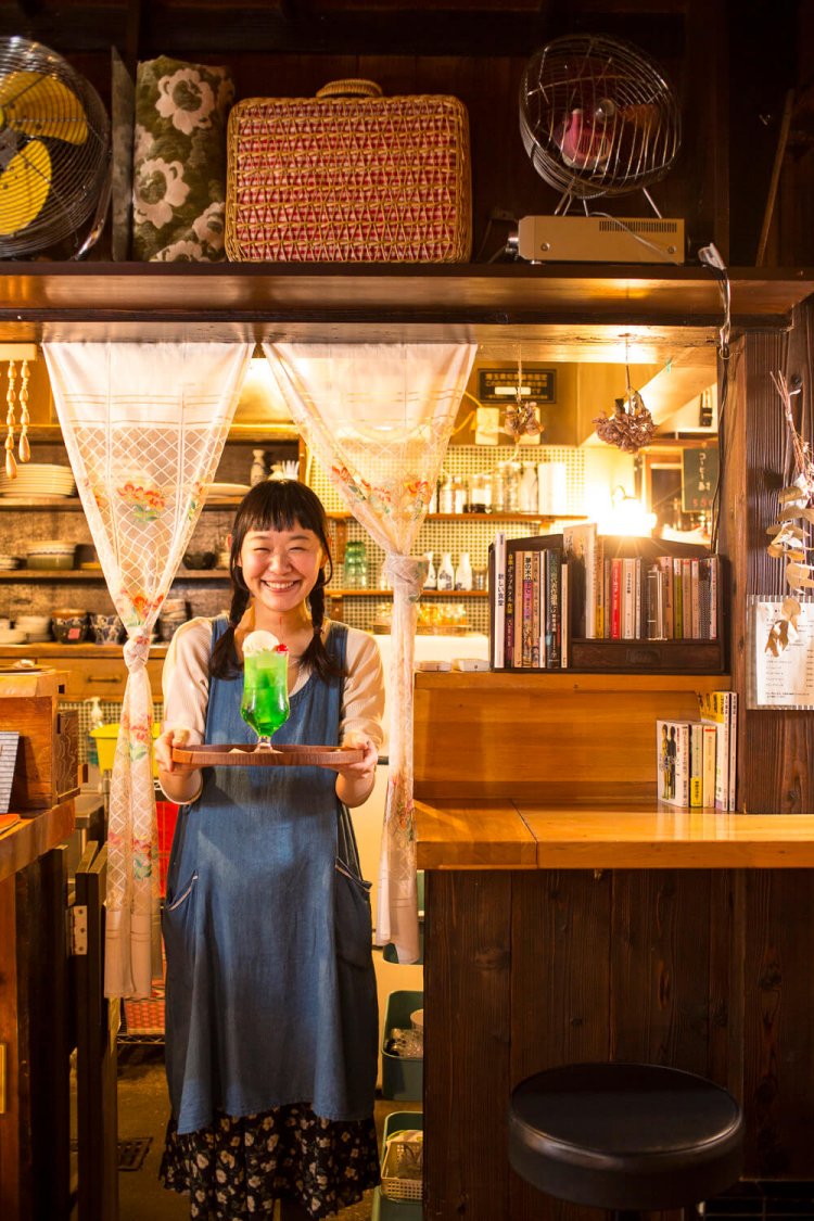 深水さん。クリームソーダ580円、レモンソースのチーズケーキ550円もファン多数。