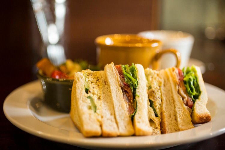 ランチのサンドイッチはスープ、小鉢、コーヒーが付いて900円～。