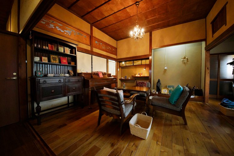 昭和建築に英国が溶け込む。