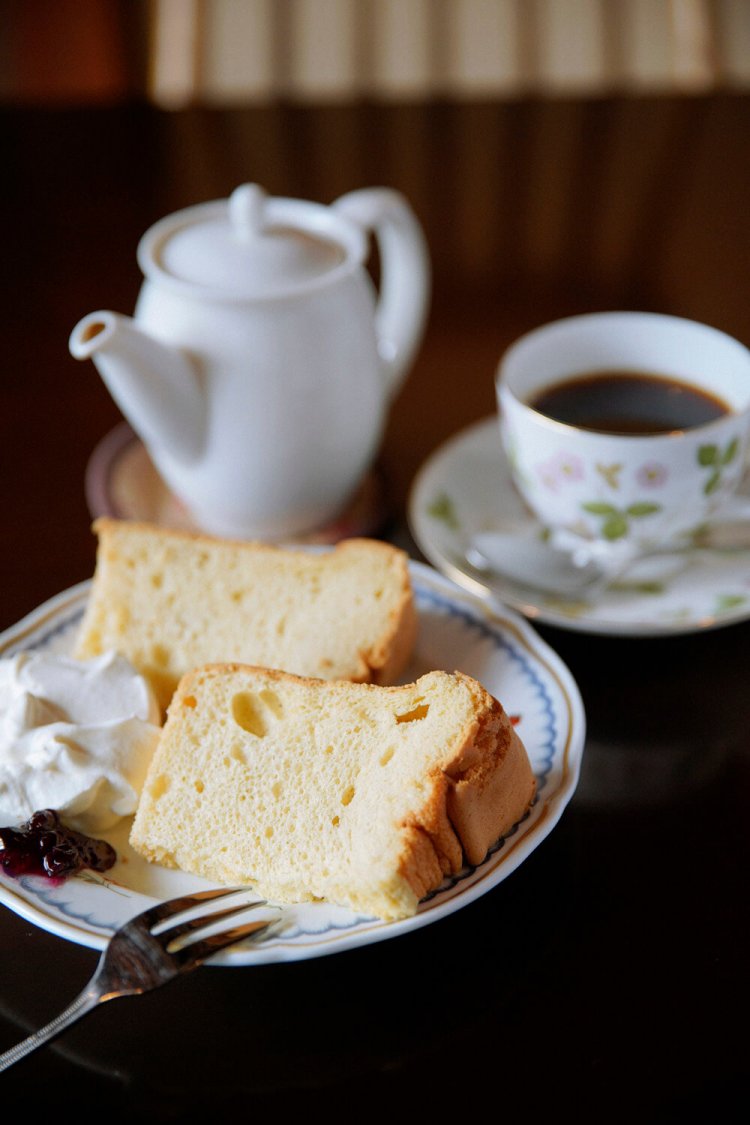国産小麦や放し飼いの鶏卵を用いたシフォンケーキ400円、きのかブレンド550円。