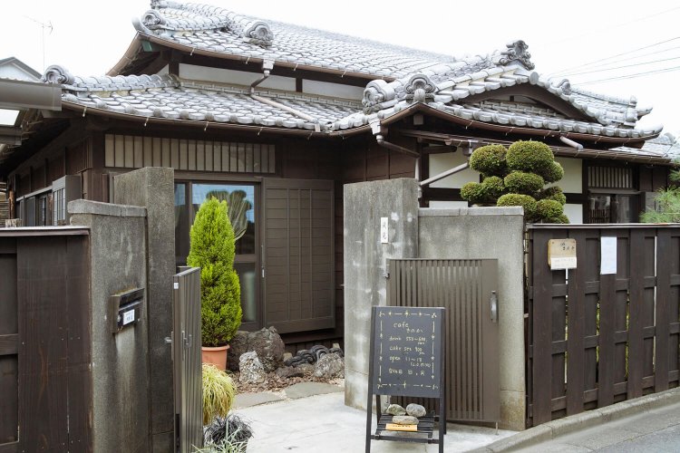 玄関前の看板が目印。