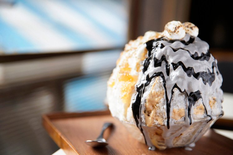 冬季限定のまっくろごまコーヒークリーム1000円と人気のいちじくチーズはちみつ950円の相掛け1200円。ミニサイズは150円引き。