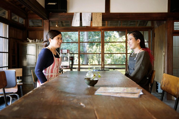 左から姉のアリサさんと、妹のミクさん。