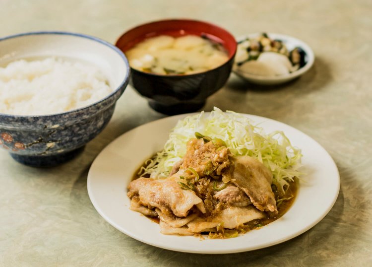 豚バラ生姜焼定800円。自家製お新香を数種類から選べる。