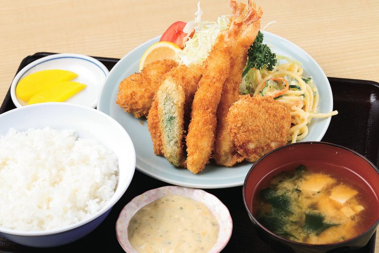 人気のミックスフライ定食は売り切れることも多い。