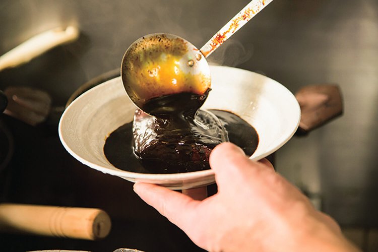 サバの旨味を殺さない、絶妙な風味の煮汁。