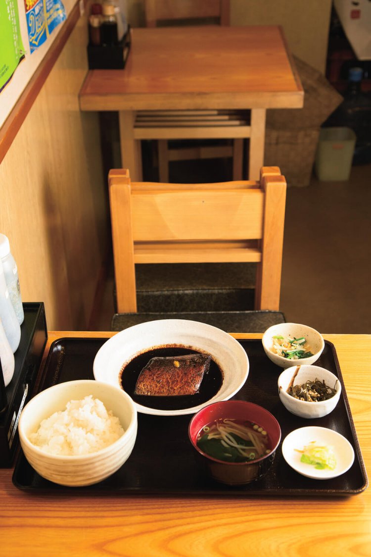 さばの味噌煮定食850円。小鉢２つ付き。