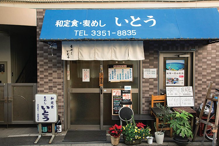 路地裏にひっそりと。鍋島の純米大吟醸など、日本酒好きな伊藤さん厳選の銘柄も楽しめる。