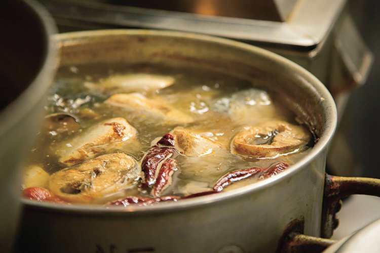 丁寧にアクをとりながら、ひたすら水煮。