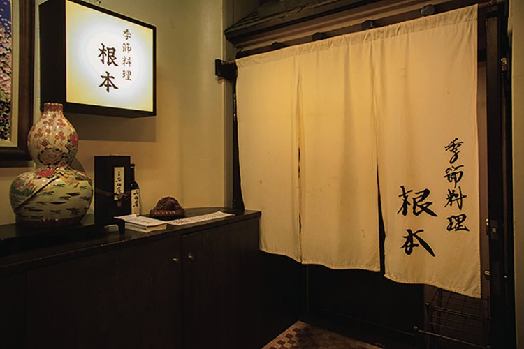 入り口はビル2階。刺し身や焼き魚など、ほぼ全てのメニューが魚料理だ。