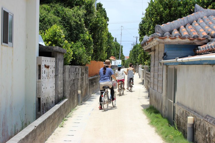 渡名喜島集落内の道