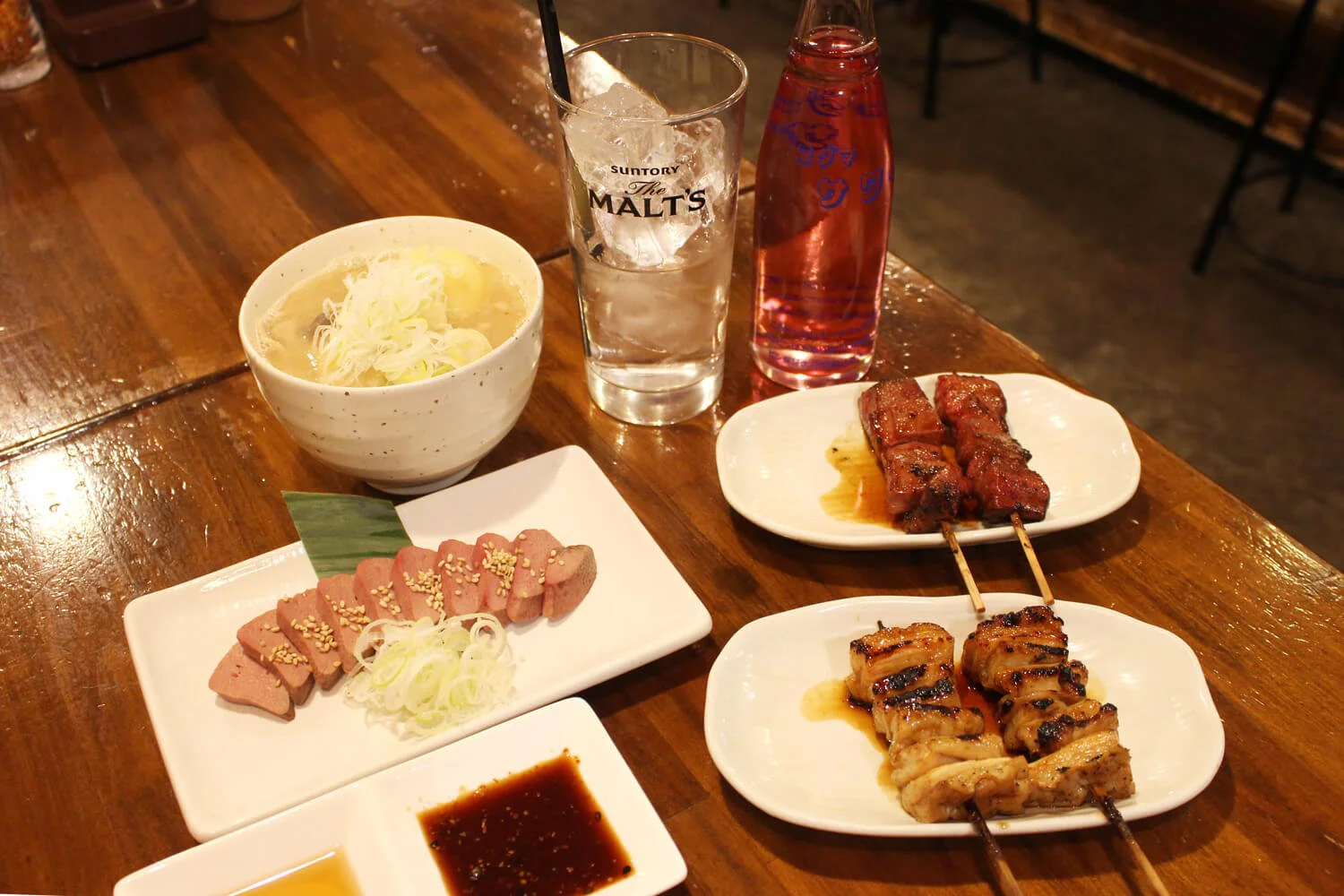 赤羽仕様に進化した もつ焼きのんき 赤羽店 で しろたれとハイボール さんたつ By 散歩の達人