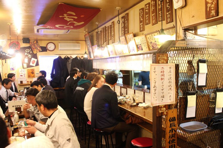 大いににぎわう店内。気さくに声をかけてくださるご常連も。