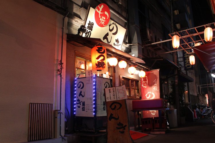 赤提灯が下がり、入り口横の窓から焼き場が見える。この匂いに引き寄せられないなんて嘘だ。