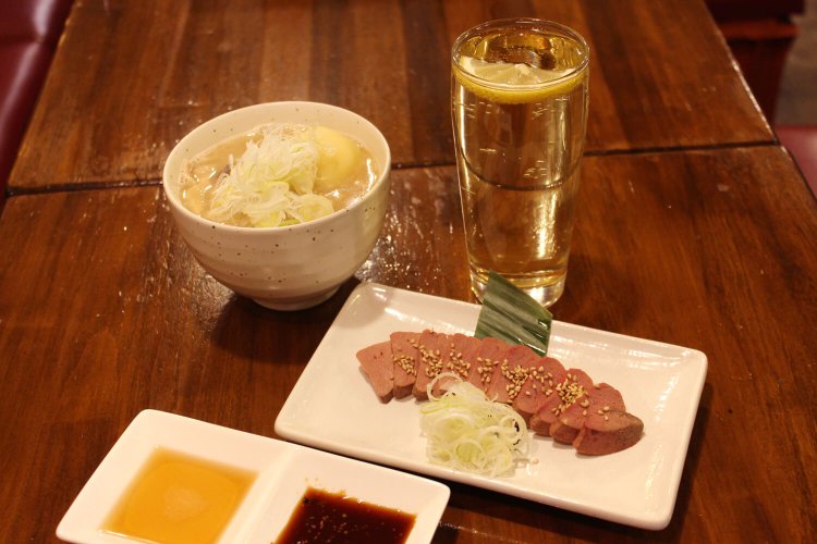 じゃがいも入り煮込み473円、れば刺528円、元祖下町ハイボール319円。