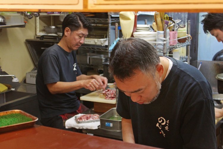 左が店主の渡辺さん、右は常連客に人気のスタッフ坂田さん 。