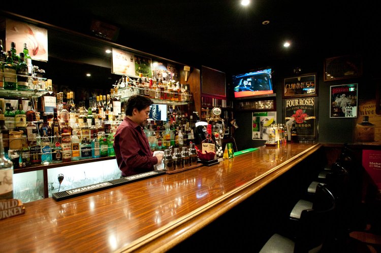 美しく磨かれたカウンターで、店主がおすすめするのはスコットランド・アイラ島産のウイスキー「カリラ」。