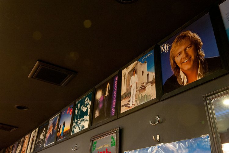 壁には AORの名作のジャケットが飾られている。「いつ聴いても心地よくなれる音楽、それがAOR」。