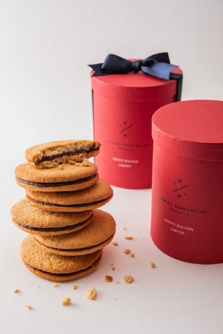 マルコリーニビスキュイ 6個入り3564円。