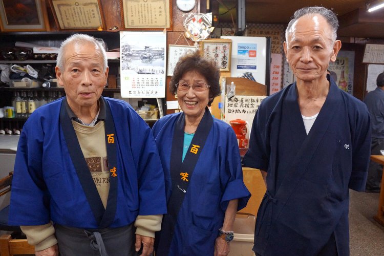 左から、店主の大久保金一郎さん、永峯敏江さん、内堀久利さん