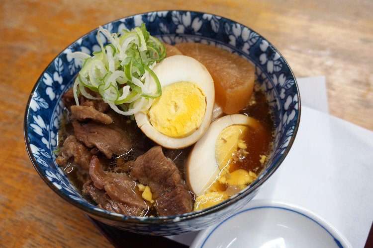 一見端正な見た目の牛すじ煮込みだけど