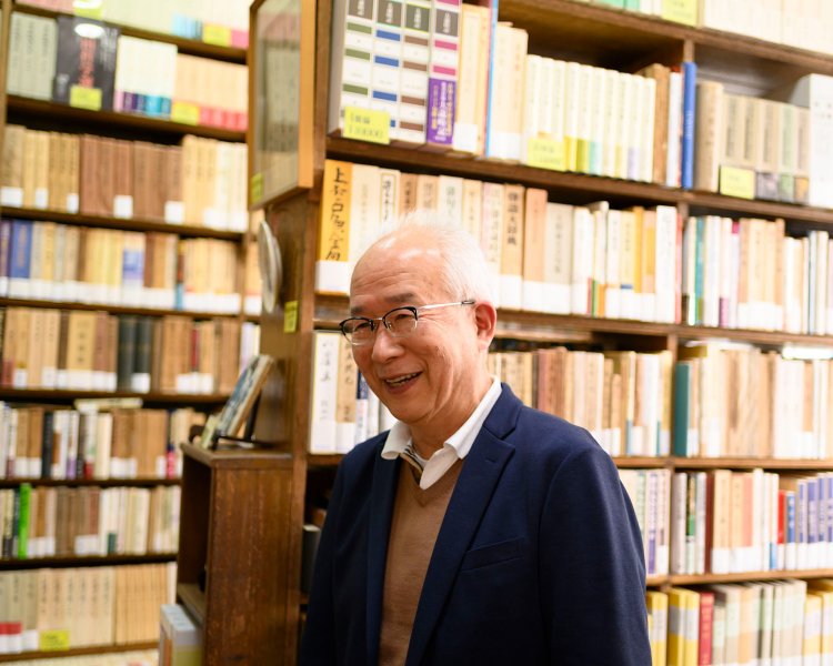 ２代目店主の幡野さん。作家との交流のお話が尽きない。