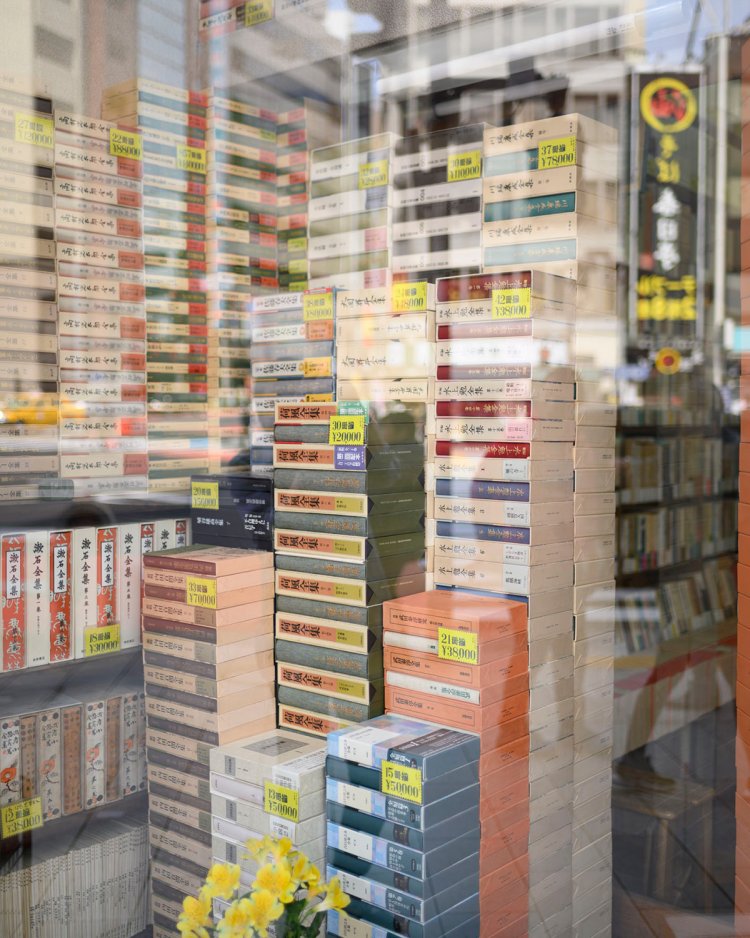 絶妙のバランスで積まれた文学全集。