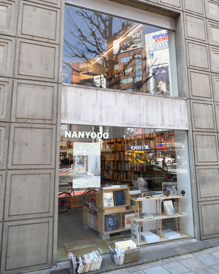 表通りに面したガラス張りのウインドーが目印。