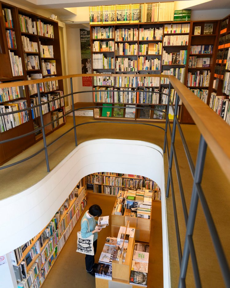 1～2階は吹き抜けになっている。