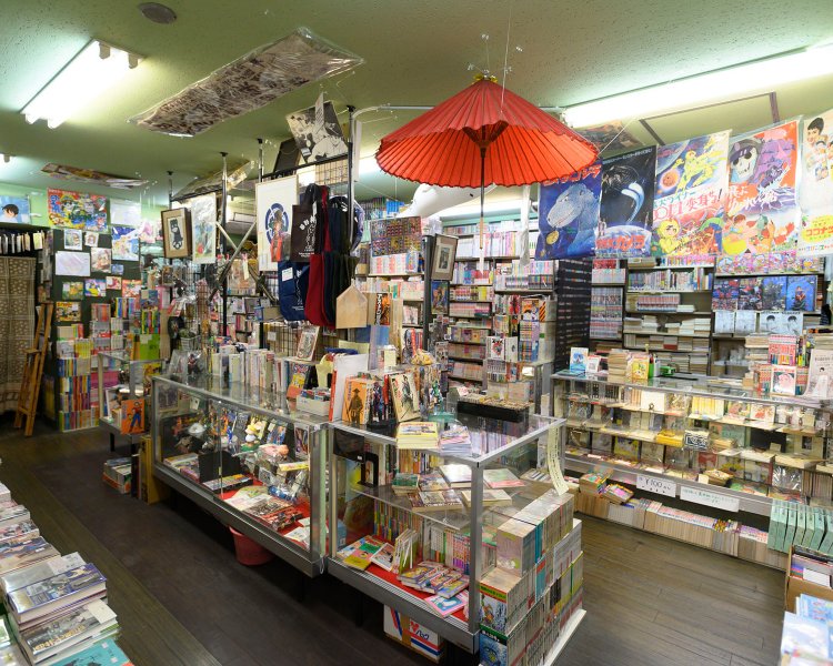 天井には番傘、おめん、ポスターなど。「ほっとする空気感をつくりたい」と西山さん。